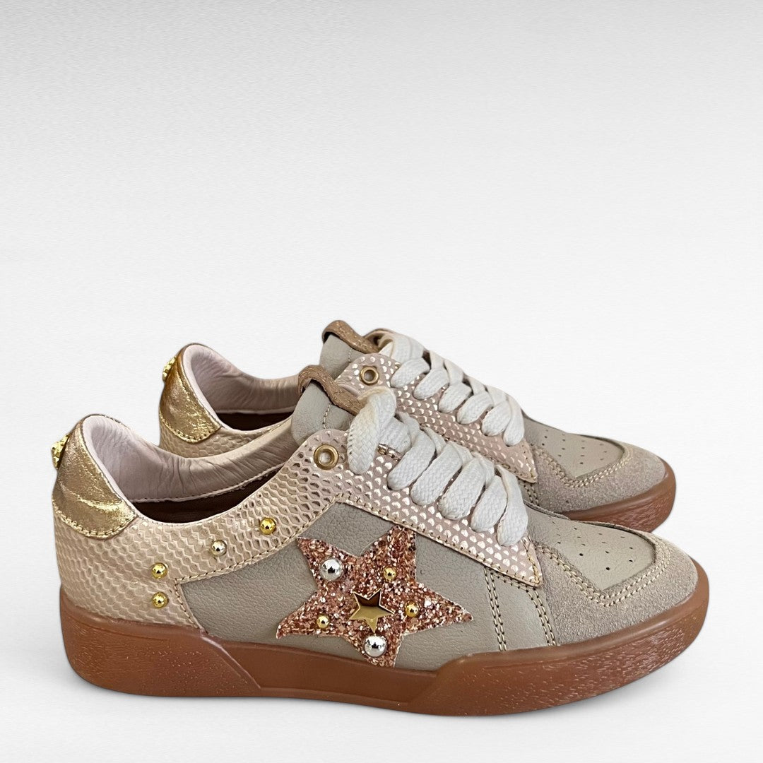 TENNIS MARA STORE NEW 2025 TAUPE Y BLANCO * ROJO