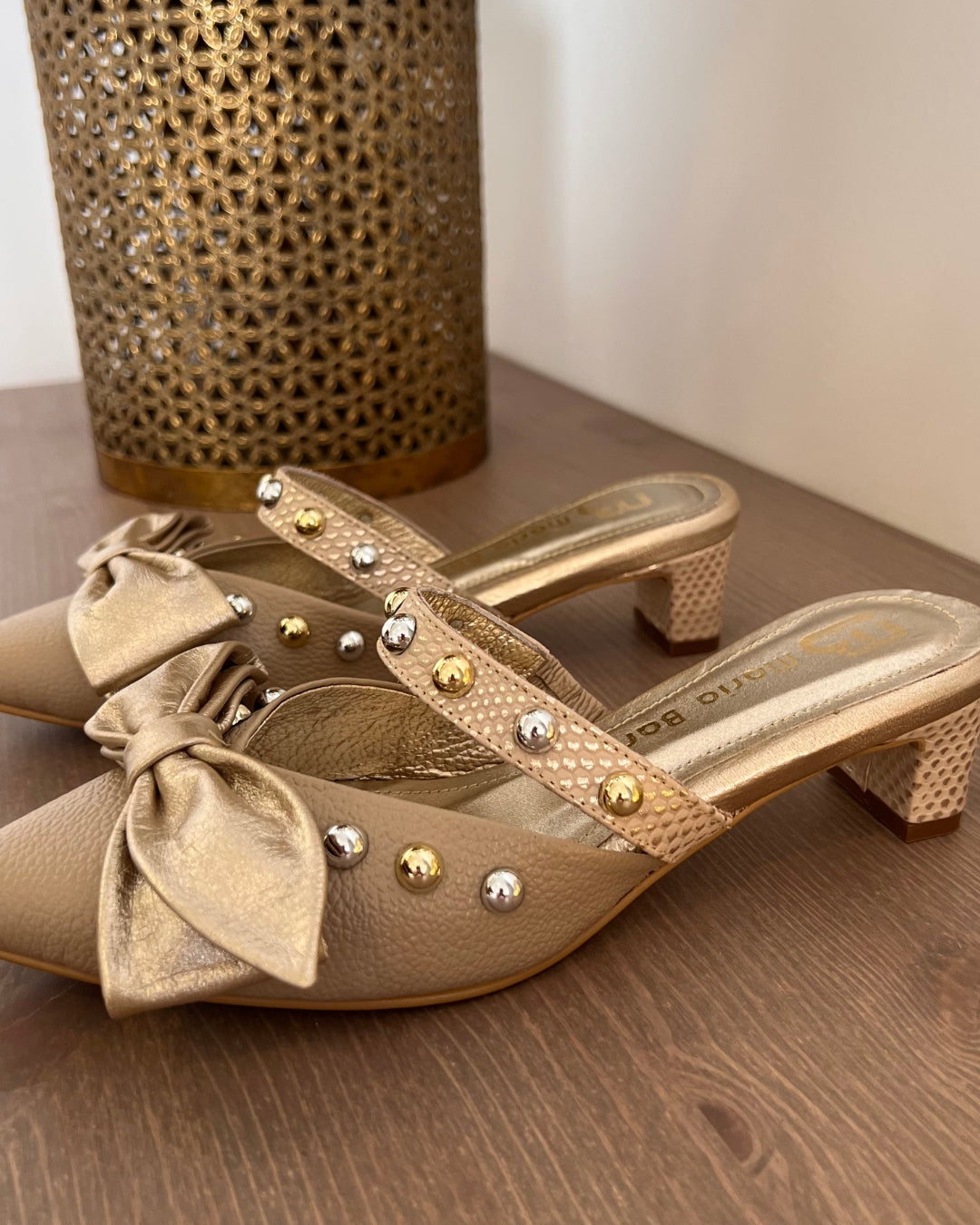 STILETTO EDNA NEW 2025 STORE - CUERO TAUPE * DORADO