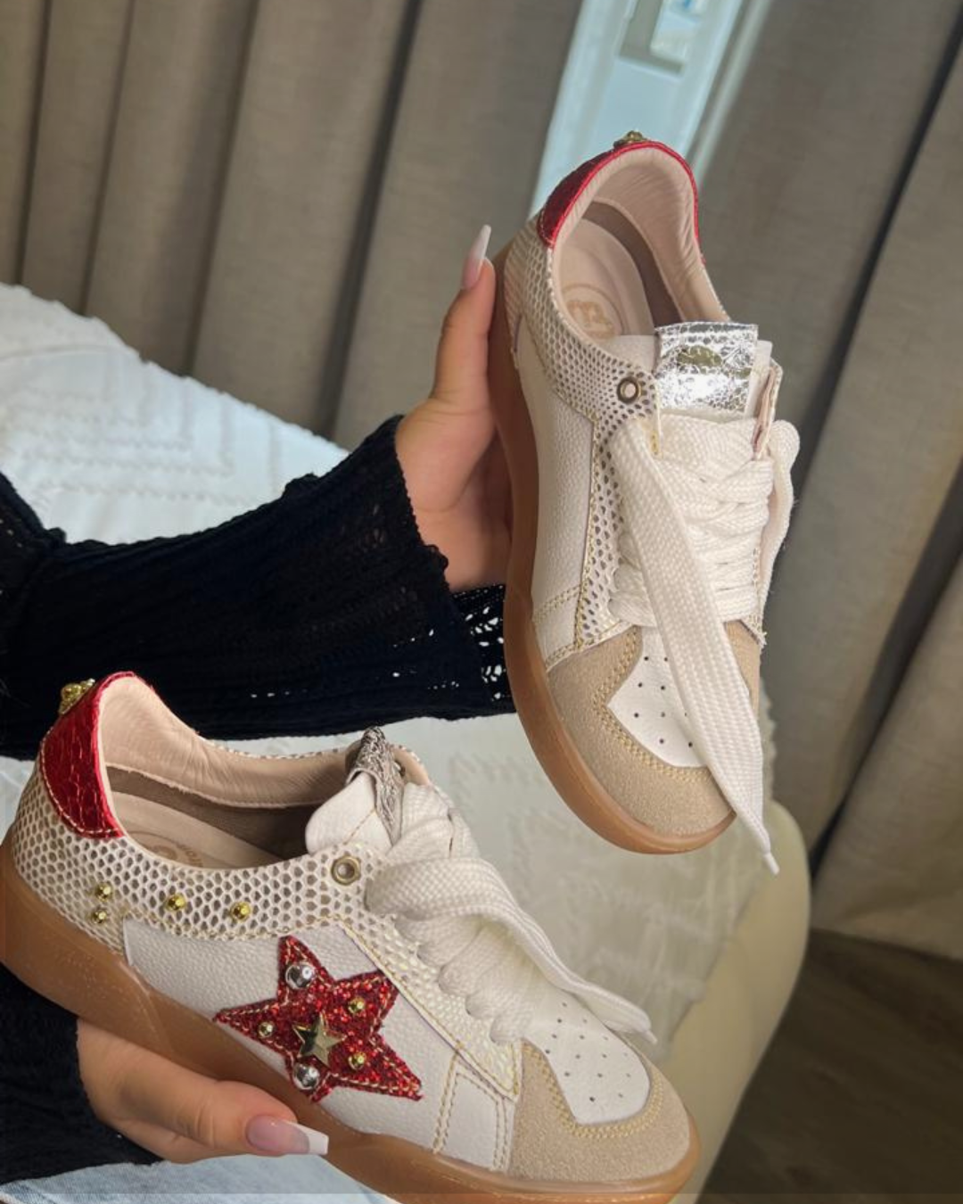 TENNIS MARA STORE NEW 2025 TAUPE Y BLANCO * ROJO
