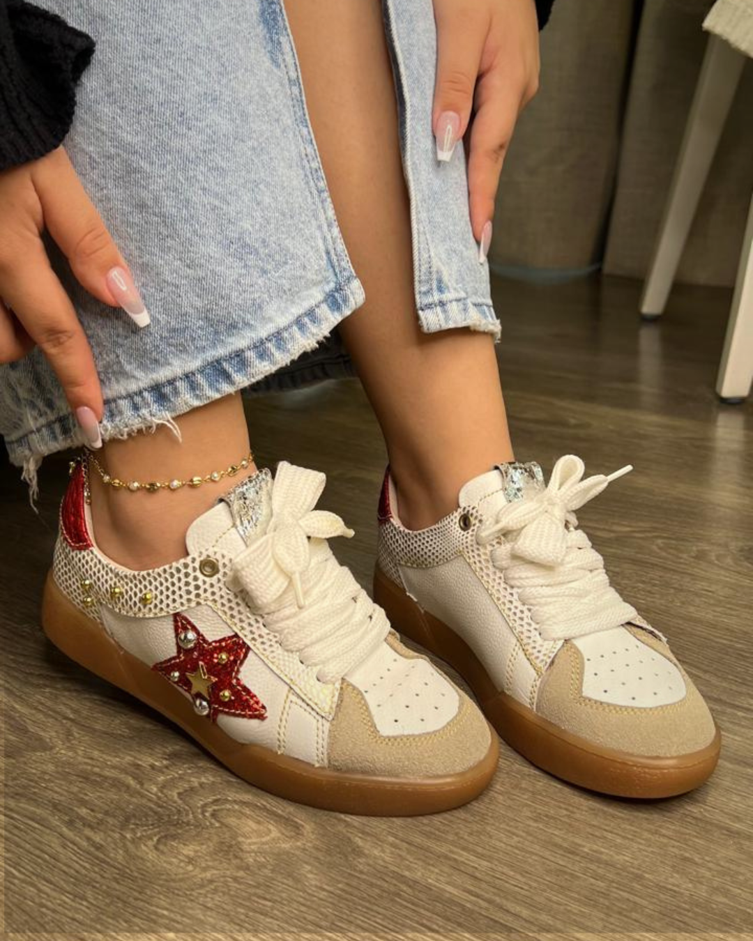 TENNIS MARA STORE NEW 2025 TAUPE Y BLANCO * ROJO