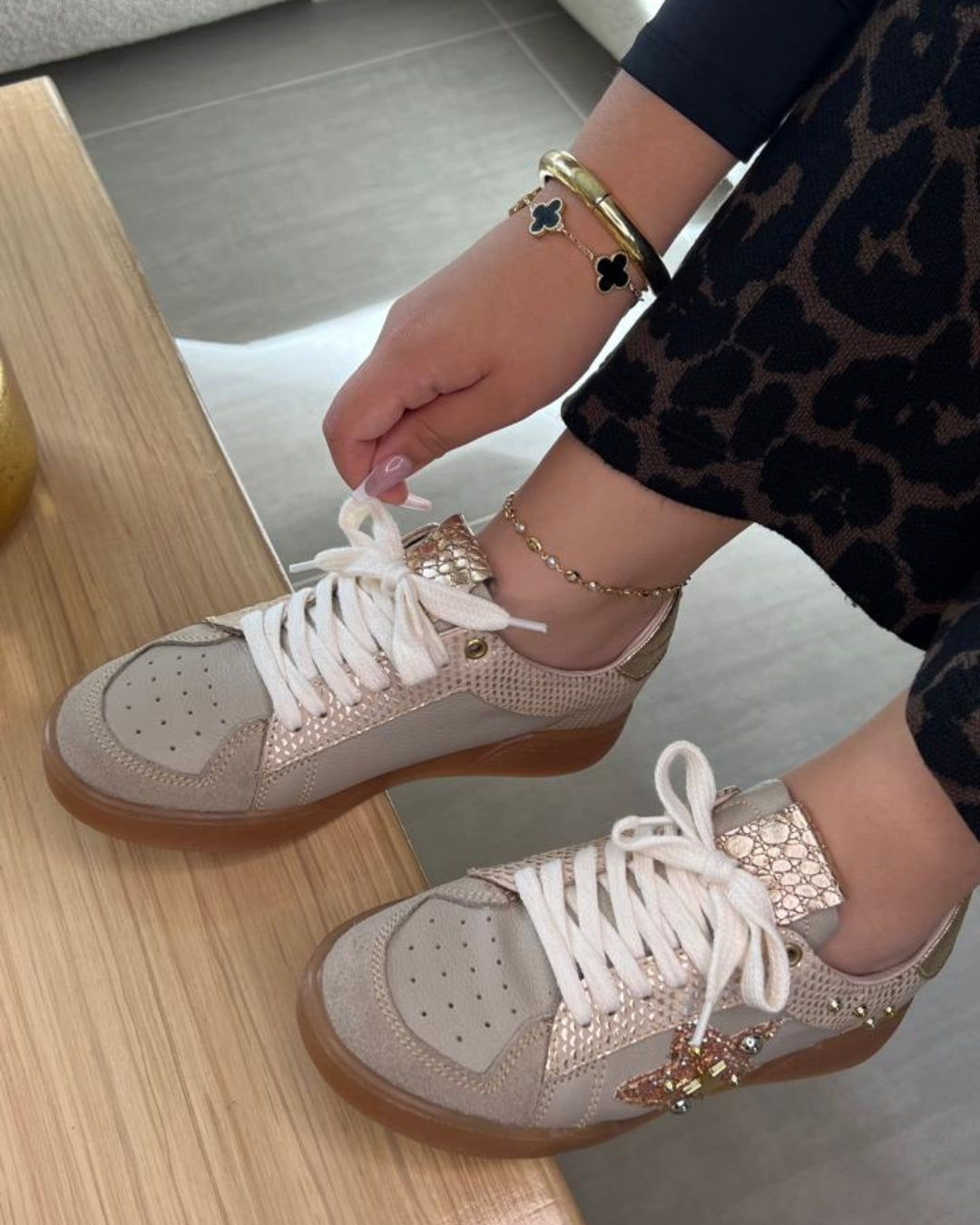 TENNIS MARA STORE NEW 2025 TAUPE Y BLANCO * ROJO