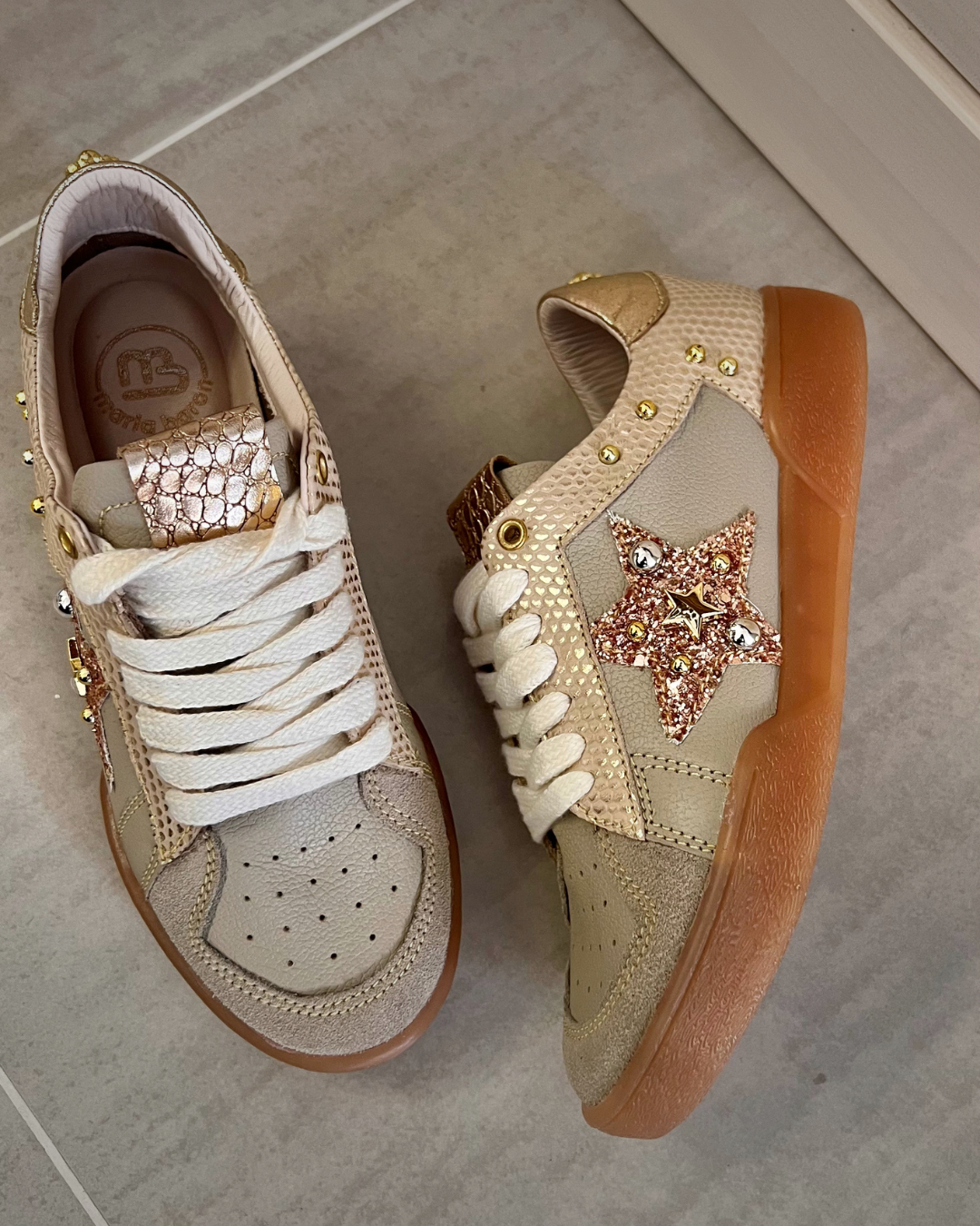 TENNIS MARA STORE NEW 2025 TAUPE Y BLANCO * ROJO