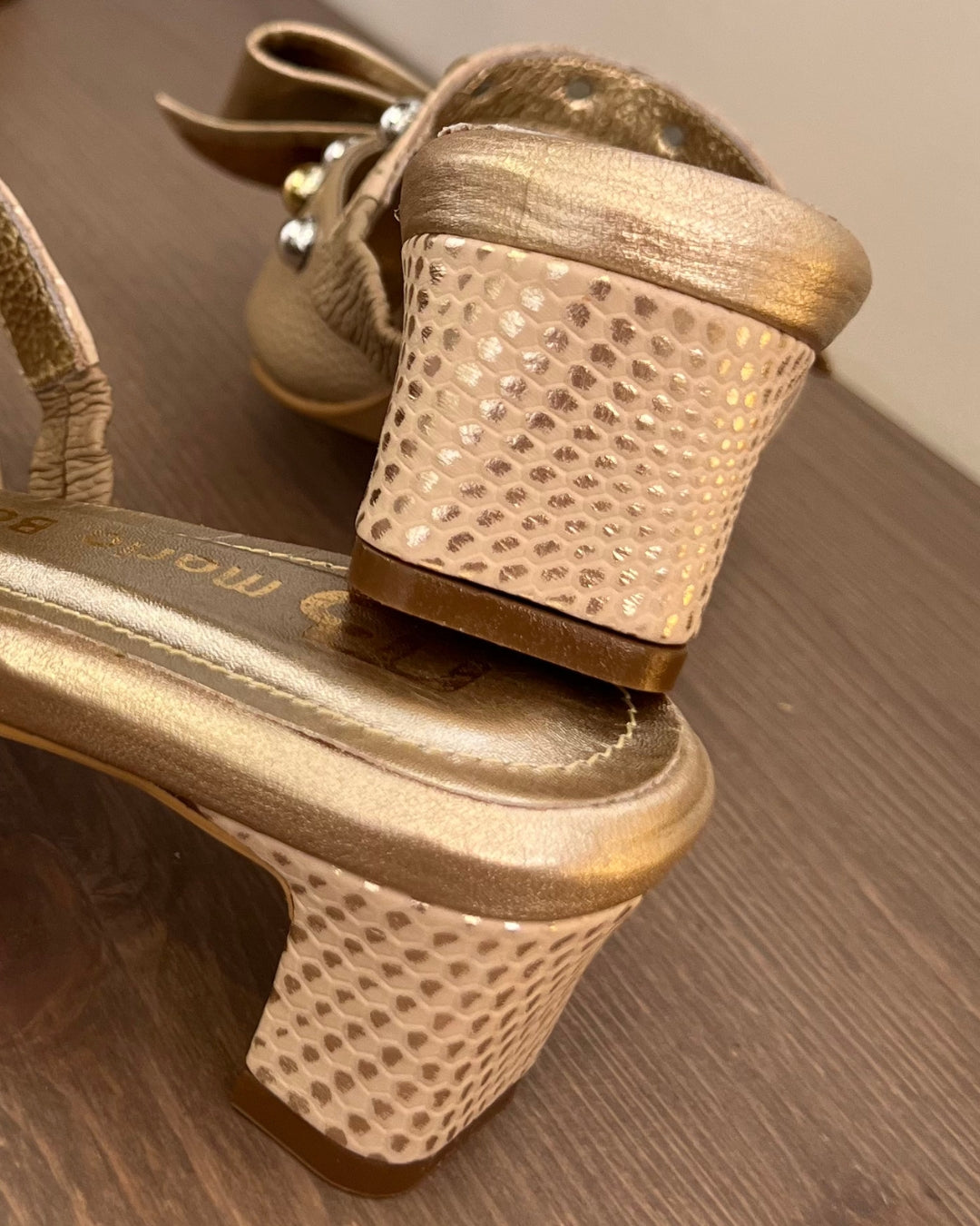 STILETTO EDNA NEW 2025 STORE - CUERO TAUPE * DORADO