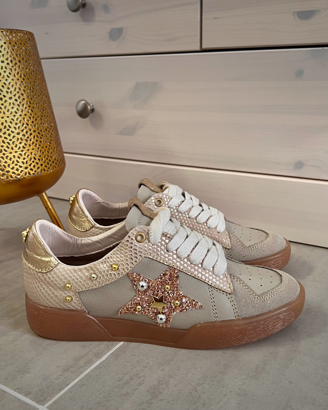 TENNIS MARA STORE NEW 2025 TAUPE Y BLANCO * ROJO