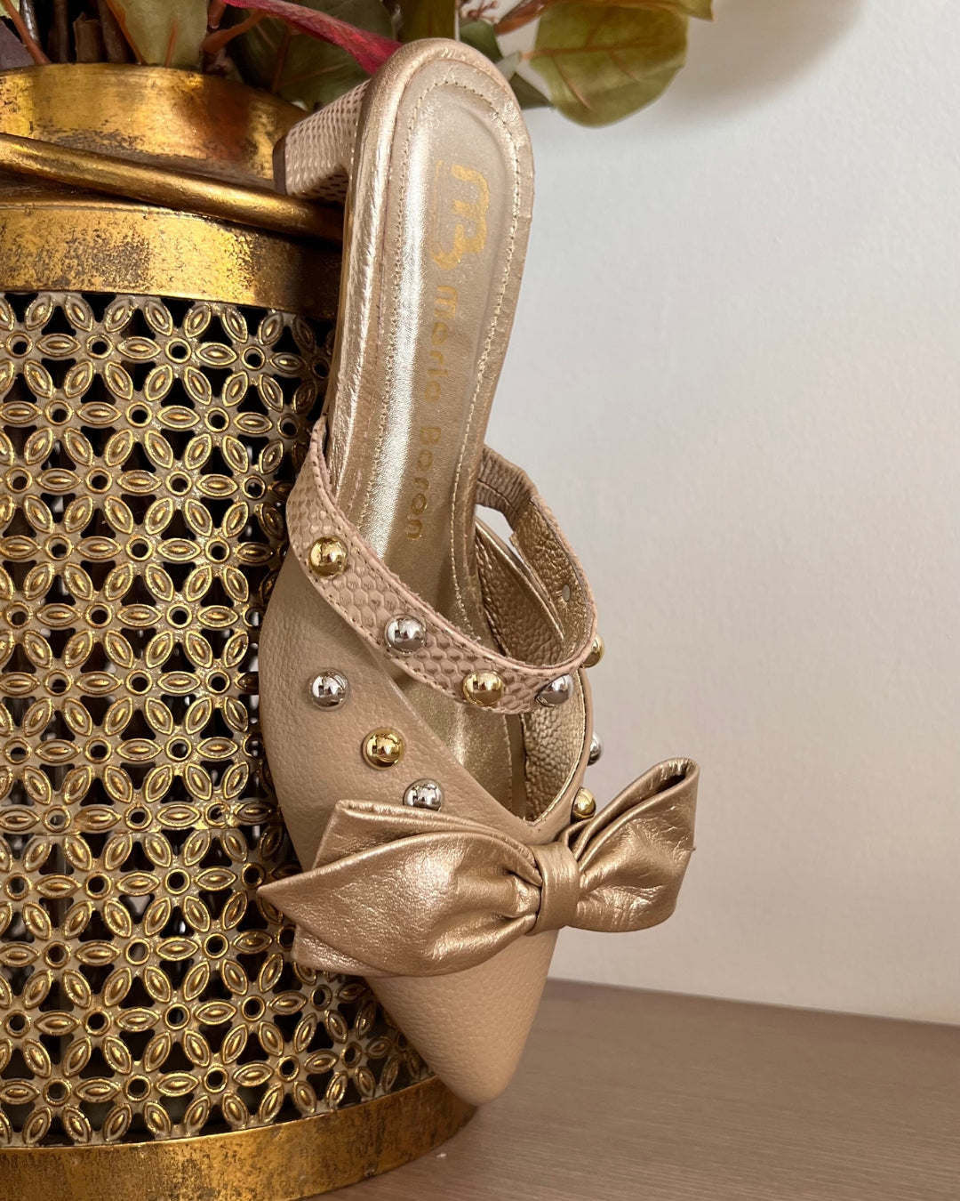 STILETTO EDNA NEW 2025 STORE - CUERO TAUPE * DORADO