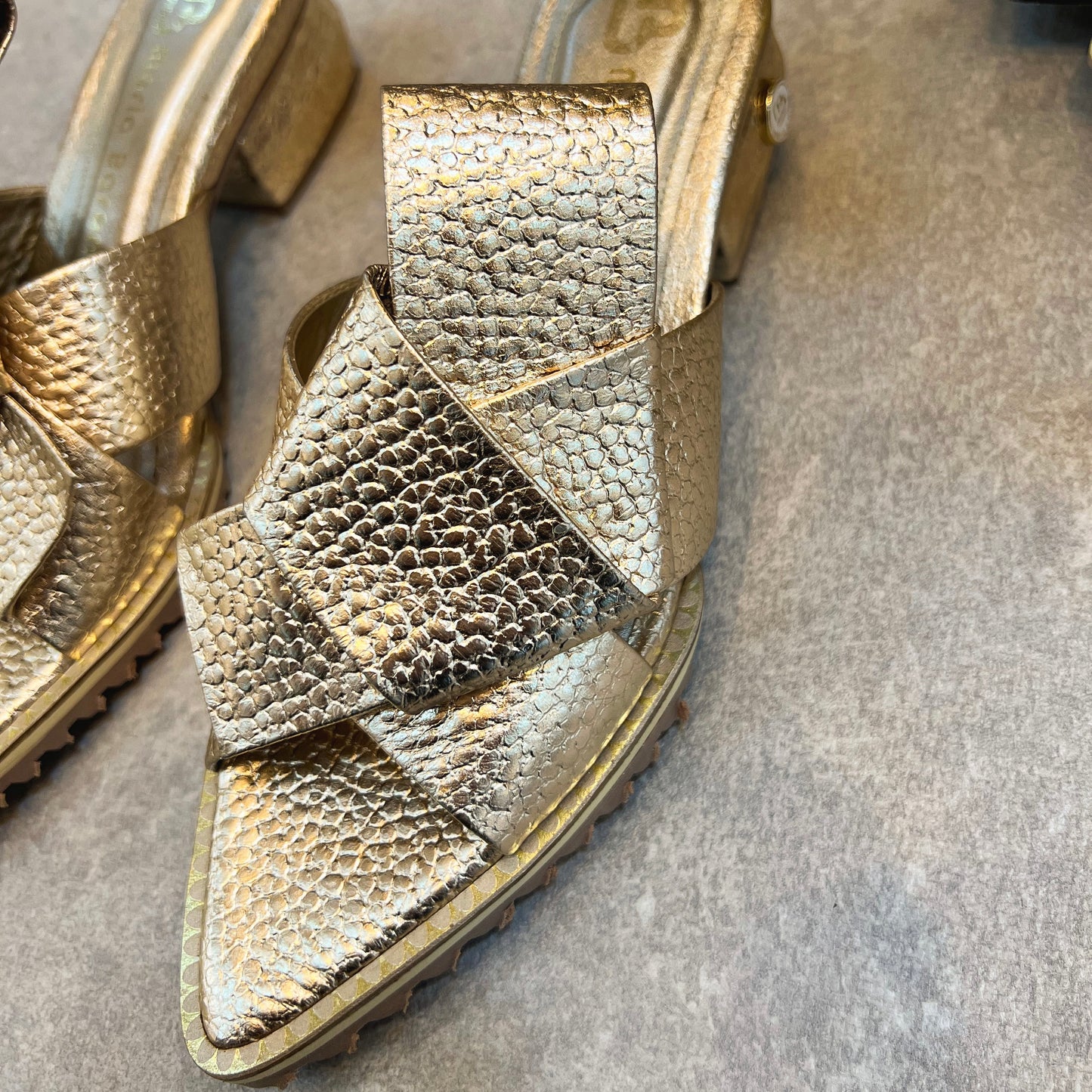 SANDALIA MILA 3.5 STORE - CUERO DORADO
