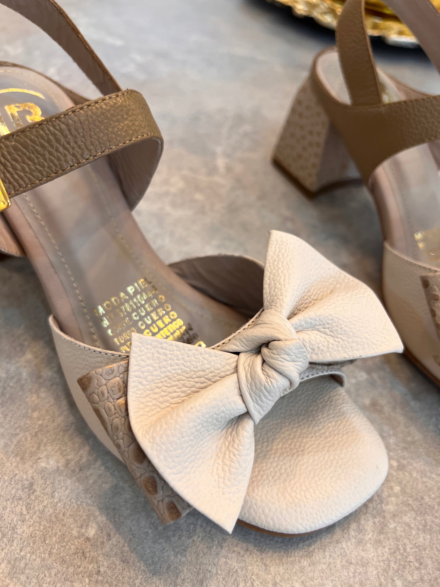 SANDALIA JOY 5.5 STORE - CUERO TAUPE * TALCO