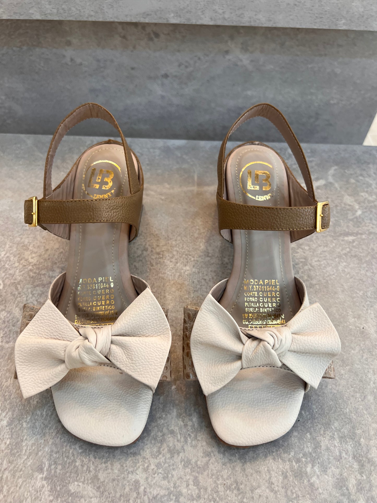 SANDALIA JOY 5.5 STORE - CUERO TAUPE * TALCO