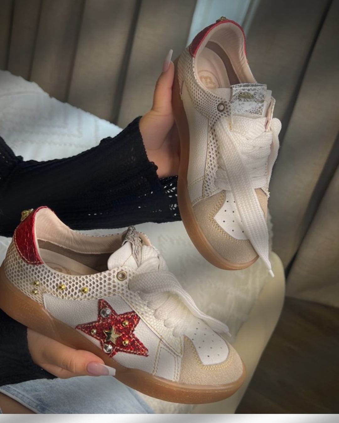 TENNIS MARA STORE NEW 2025 TAUPE Y BLANCO * ROJO