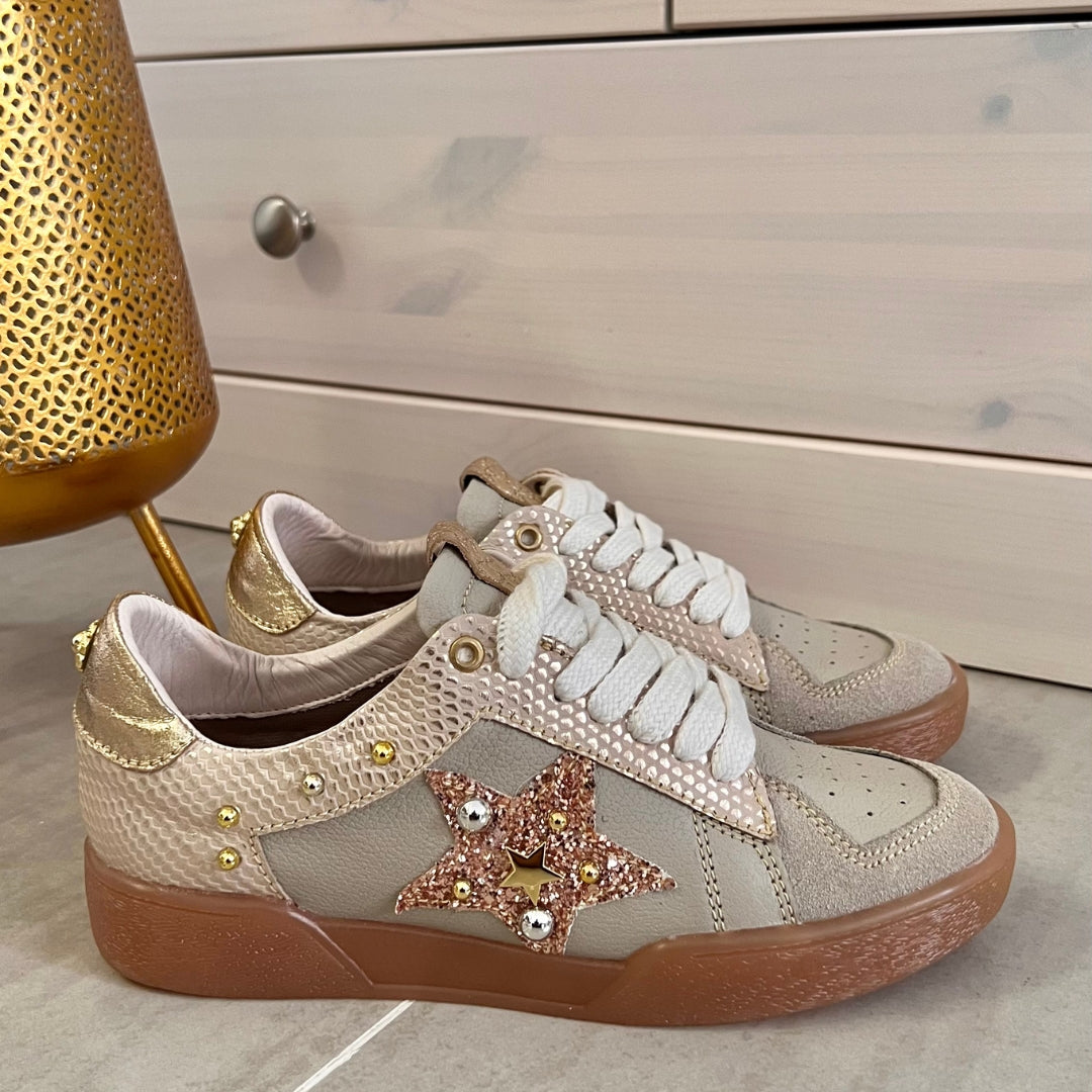 TENNIS MARA STORE NEW 2025 TAUPE Y BLANCO * ROJO