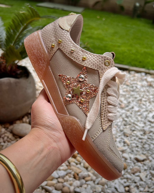 TENNIS MARA STORE NEW 2025 TAUPE Y BLANCO * ROJO