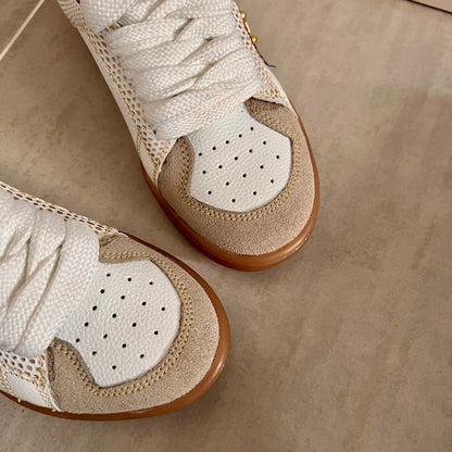 TENNIS MARA STORE NEW 2025 TAUPE Y BLANCO * ROJO